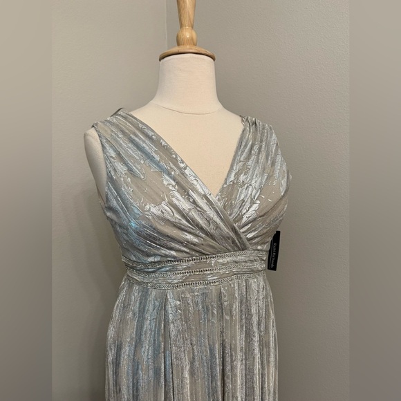 Plus Sequin Dress 🩶🤍 - Picture 4 of 14